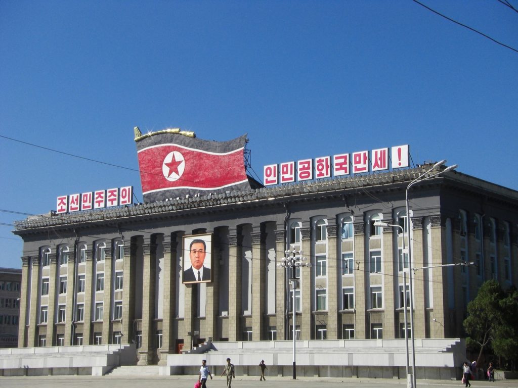 肖像画が貼られた北朝鮮の建物