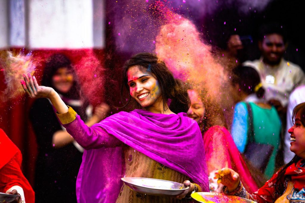 インドの伝統的な踊りを踊る女性