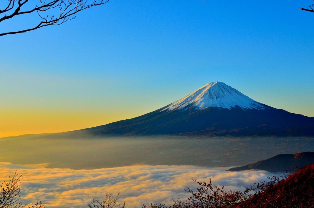雲海に広がる富士山