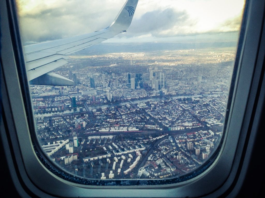 飛行機の窓からの町の風景