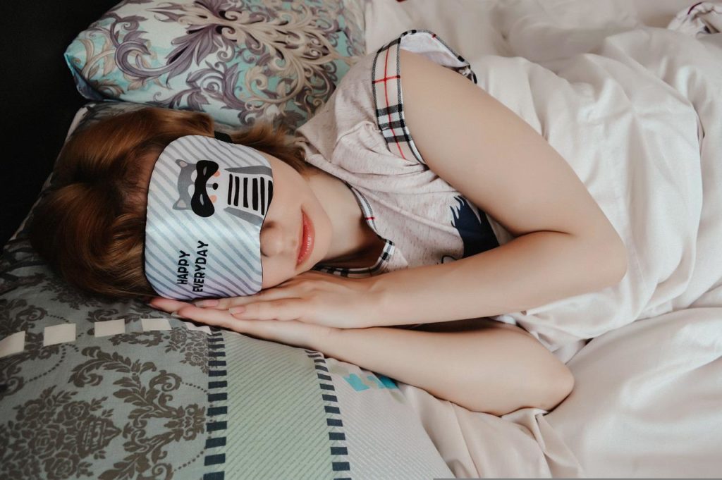 アイマスクをして寝る女性
