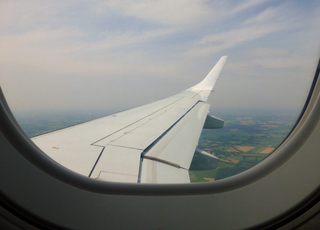 窓側の飛行機から外をみた風景