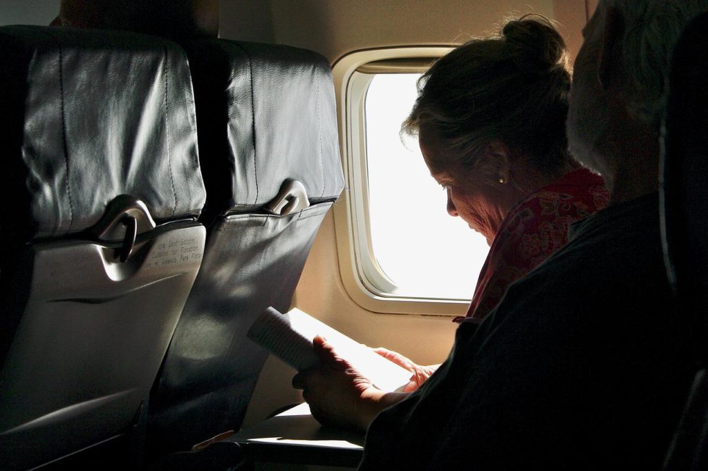 機内で本を読む女性