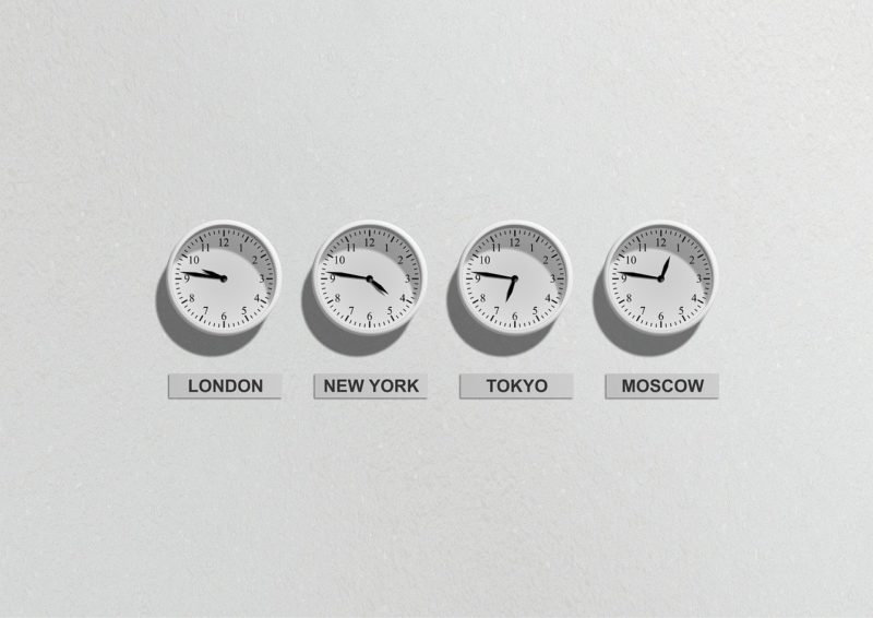 4つの違う時間の時計