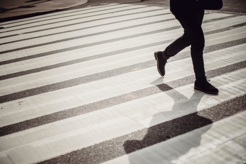 横断歩道を渡る女性の足