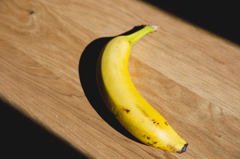 木の台に置かれている一本のバナナ