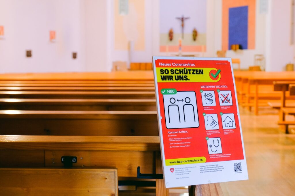 教会の入り口で禁止事項を掲げる看板