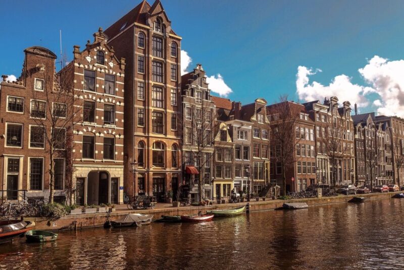 アムステルダムの運河と建物