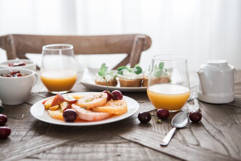 フルーツとジュースなどが並んだ豪華な朝食